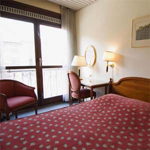 Superior single with queen bed, and private facilities (shower)